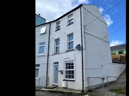 End of terrace 3 bedroom house with gas central heating - Freehold.